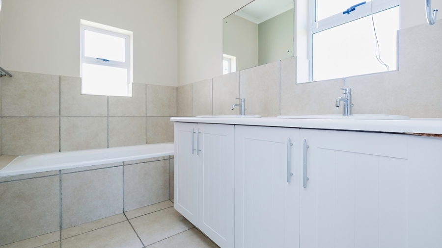 To Let 3 Bedroom Property for Rent in Kingswood Golf Estate Western Cape